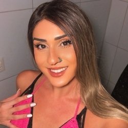 Foto de Anitta Sinclair ao vivo na webcam