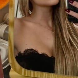 Foto de Anora Hot ao vivo na webcam