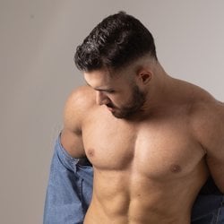 Foto de Anthony Physique ao vivo na webcam