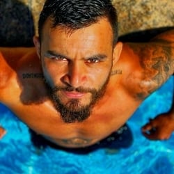 Foto de Atleta Tatuado ao vivo na webcam