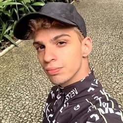 Foto de Vittor Cael ao vivo na webcam