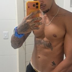 Foto de Bold BLACK ao vivo na webcam