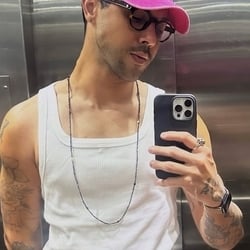 Foto de Branco Versátil ao vivo na webcam