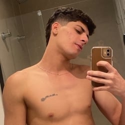 Foto de Brandon Flynn ao vivo na webcam