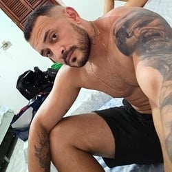 Foto de Militar Tatuado ao vivo na webcam