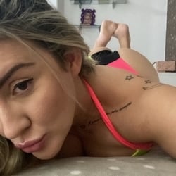 Foto de Bruna Menegthi ao vivo na webcam