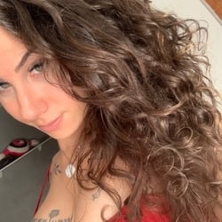 Foto de Hillary Andrade ao vivo na webcam