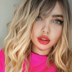 Foto de Cintia Mell ao vivo na webcam