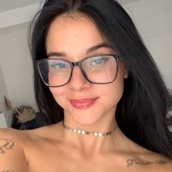 Foto de Clara Muniz ao vivo na webcam