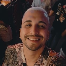 Foto de D Mello ao vivo na webcam