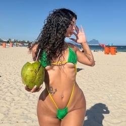 Foto de Hillary Japinha ao vivo na webcam