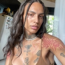 Foto de Kin Violeta ao vivo na webcam