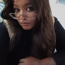 Foto de Konni ao vivo na webcam