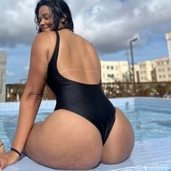 Foto de Laura Avelyno ao vivo na webcam