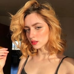 Foto de Louise Dee ao vivo na webcam