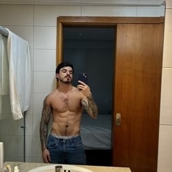 Foto de Lukas Godoy ao vivo na webcam