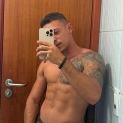 Foto de M1litar Oficial ao vivo na webcam