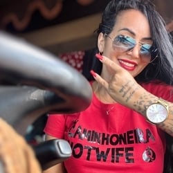 Foto de Rhe Hotwife ao vivo na webcam