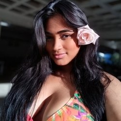 Foto de siren-yara-767 ao vivo na webcam