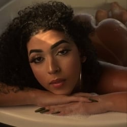 Foto de Stefany Mello ao vivo na webcam