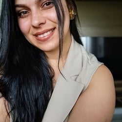 Foto de Yas Min ao vivo na webcam